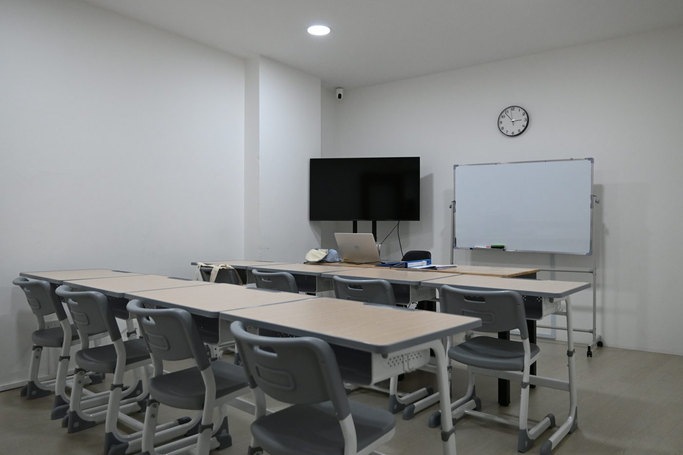 Classroom with rows of desks and a whiteboard